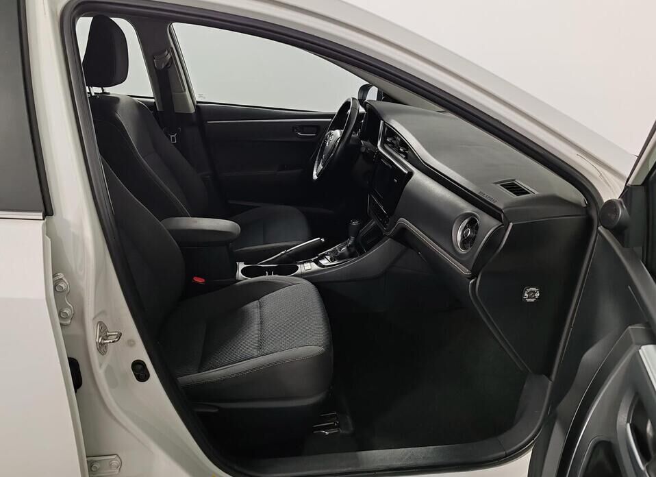 Toyota Corolla, XI (E160, E170) Рестайлинг 1.6 CVT (122 л.с.)