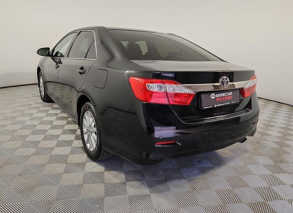 Toyota Camry 2.5 AT (181 л.с.)