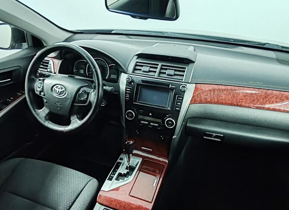 Toyota Camry 2.5 AT (181 л.с.)